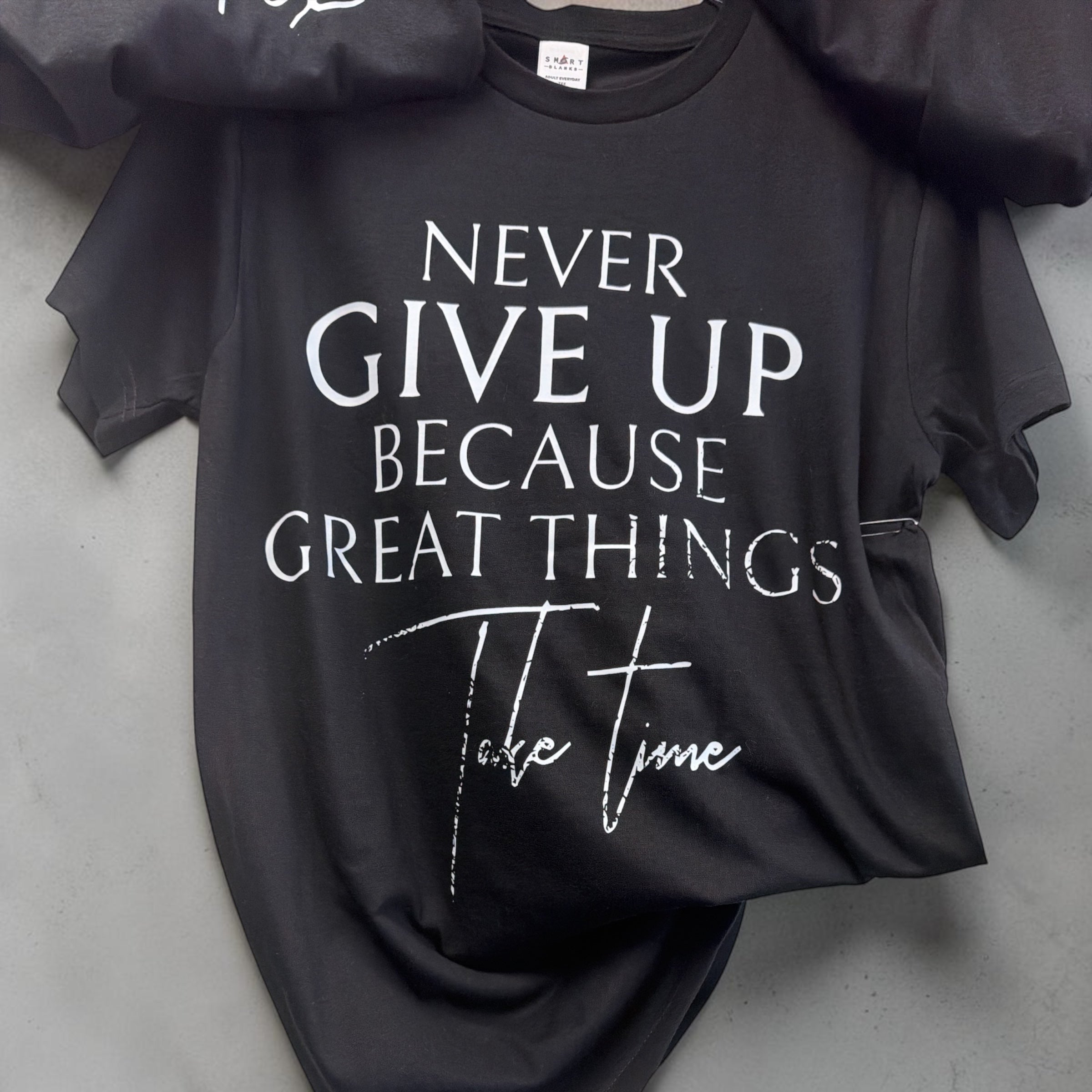 NEVER GIVE UP GRAPHIC TEE